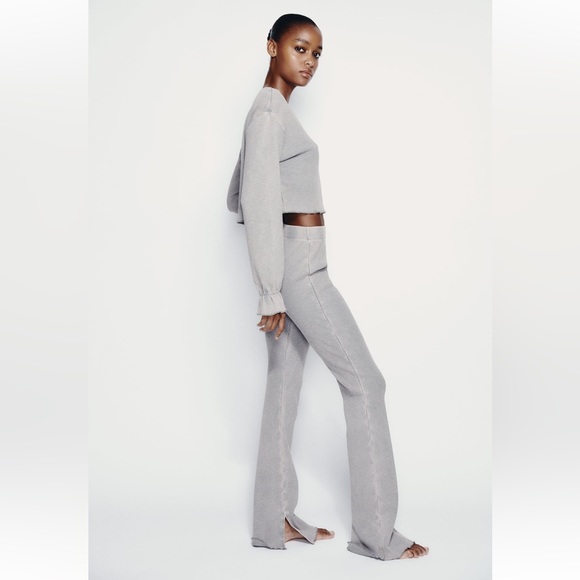 ✨SALE✨ ZARA WASHED EFFECT RIB SWEATSHIRT
✨SALE✨ - Picture 3 of 10